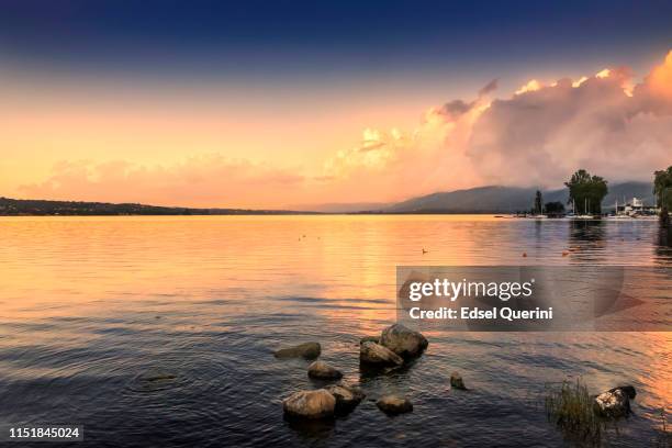 san roque see bei sonnenuntergang, villa carlos paz, córdoba, argentinien. - cordoba argentina stock-fotos und bilder