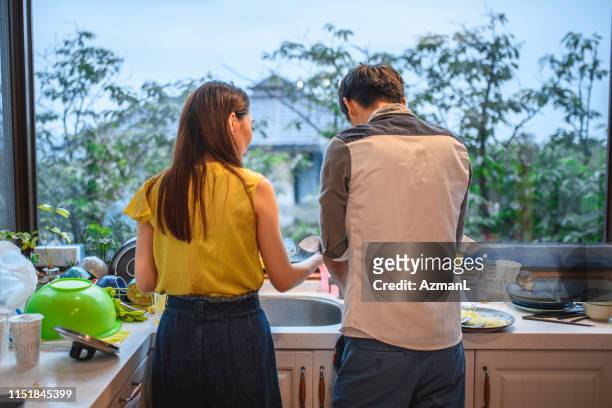 年輕的臺灣情侶午餐後一起洗碗 - couples showering together 個照片及圖片檔