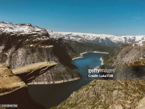 hardangerfjord の上に険しい岩の形成 - hardangerfjord ストックフォトと画像