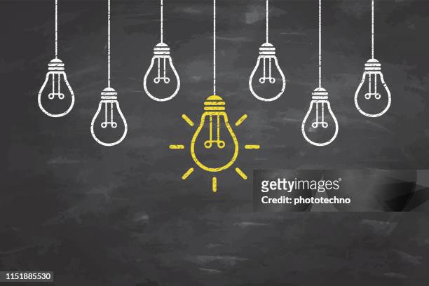 neue ideenkonzepte mit glühbirne auf blackboard-hintergrund - glühbirne stock-grafiken, -clipart, -cartoons und -symbole