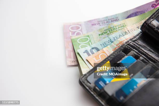 new zealand dollar banknotes and credit card - moeda da nova zelândia imagens e fotografias de stock
