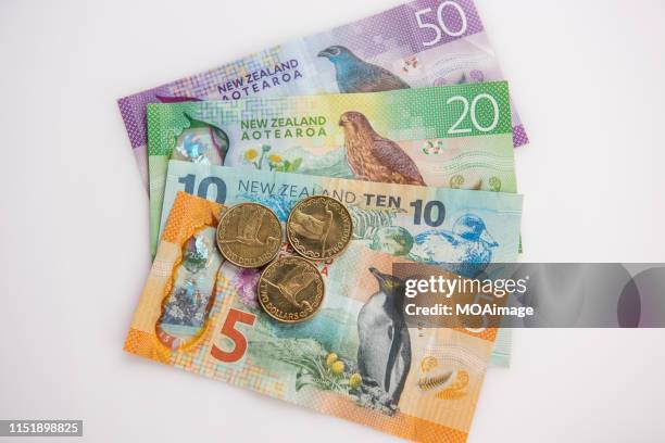 new zealand dollar coins and banknotes - new zealand money stockfoto's en -beelden