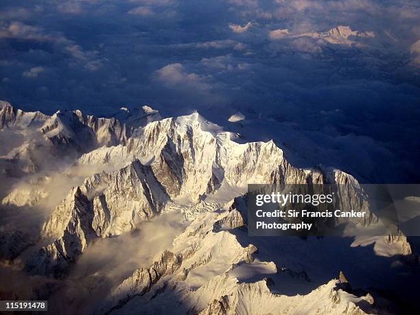 mont blanc peak  of mont blanc massif - internationale grenze stock-fotos und bilder