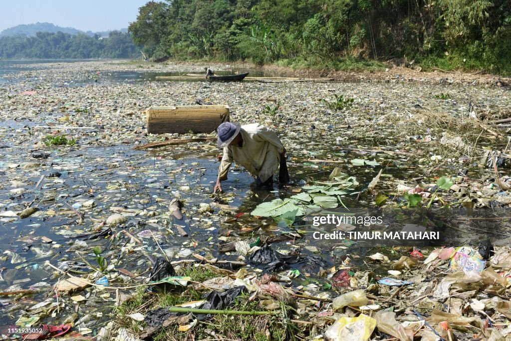 TOPSHOT-INDONESIA-ENVIRONMENT-POLLUTION-RIVER