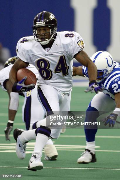 Javin Hunter of Baltimore runs with the ball during the first half of the game between Baltimore Ravens and Indianapolis Colts 13 October, 2002 at...