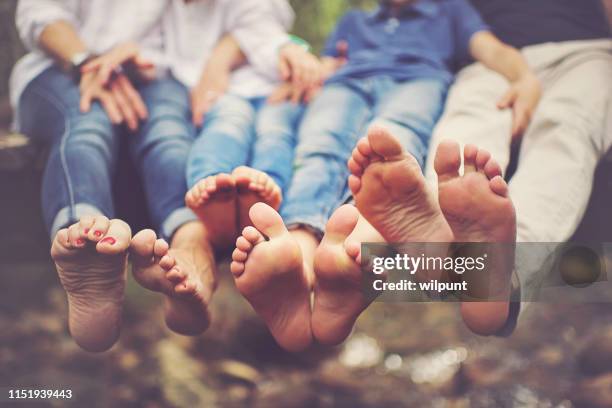 blote voeten liefde en saamhorigheid - mens bare feet stockfoto's en -beelden