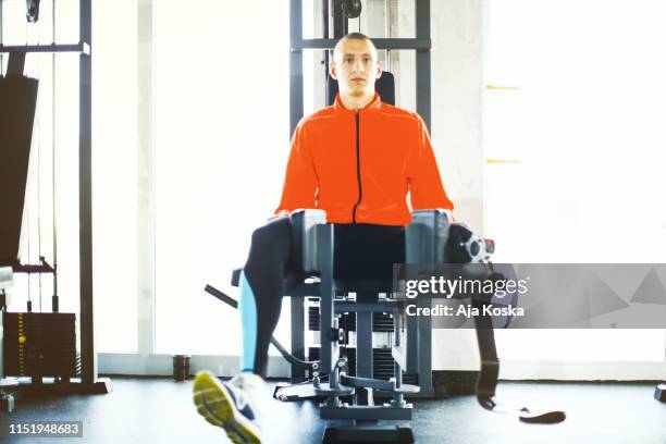 fortalecimiento de las piernas en el gimnasio. - muslo pierna humana fotografías e imágenes de stock