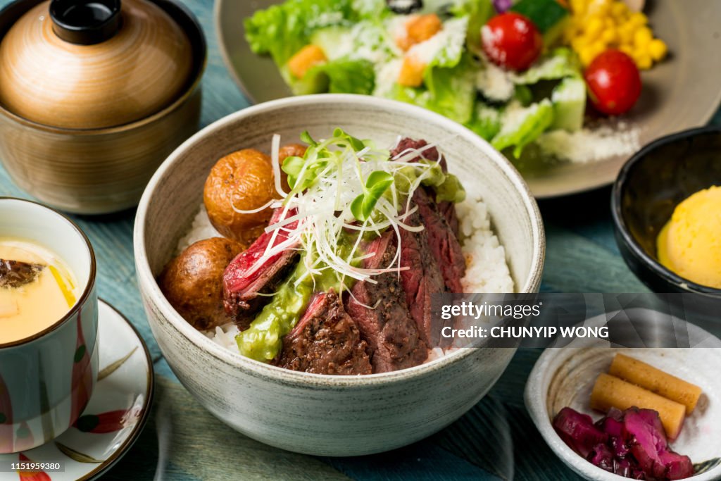 Alimento japonês, carne de Wagyu da bacia no arroz