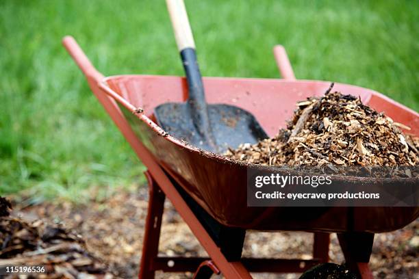 landscape mulch yard work - kruiwagen stockfoto's en -beelden