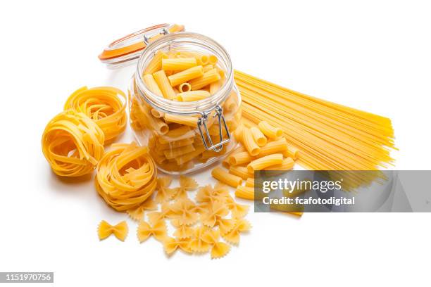 verschillende soorten rauwe pasta geïsoleerd op witte achtergrond - spaghetti isolated stockfoto's en -beelden