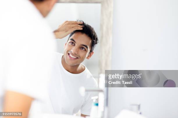ich probiere ein neues shampoo und ich liebe die ergebnisse - haare mann stock-fotos und bilder