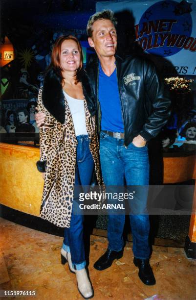 Dolph Lundgren et sa femme Anette Qviberg au Planet Hollywood de Paris le 1er mars 1997, France.