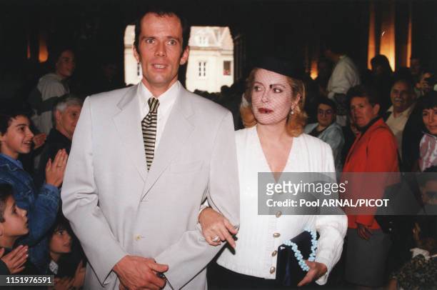 Christian Vadim au bras de sa mère Catherine Deneuve le jour de son mariage à Autun le 21 septembre 1996, France.