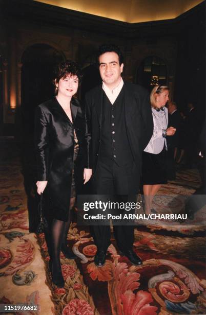 Raphaël Mezrahi et sa femme lors d'une soirée à Paris le 30 mars 1998, France.