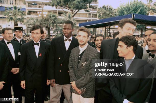Le ministre de la culture Philippe Douste-Blazy, le réalisateur Mathieu Kassovitz et les acteurs Hubert Koundé, Saïd Taghmaoui et Vincent Cassel lors...