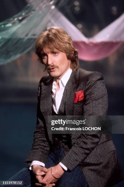 Le chanteur Christophe à la télévision en mars 1976 à Paris, France.