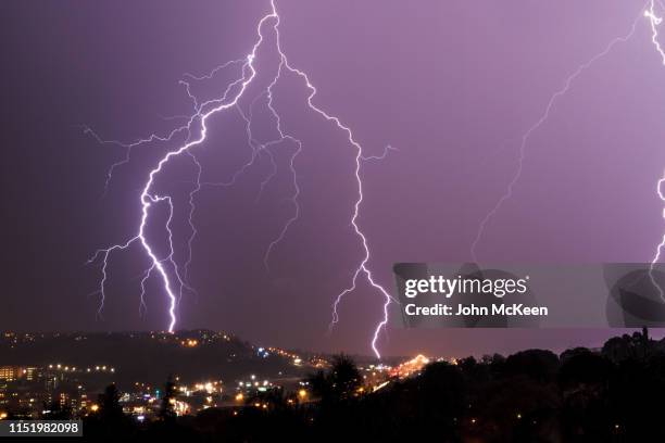 lightning double strike - gauteng foto e immagini stock