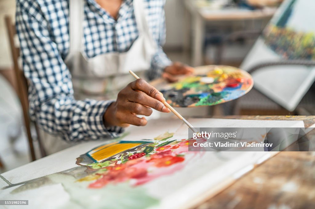 Vrouwelijke kunstenaar werken in Studio