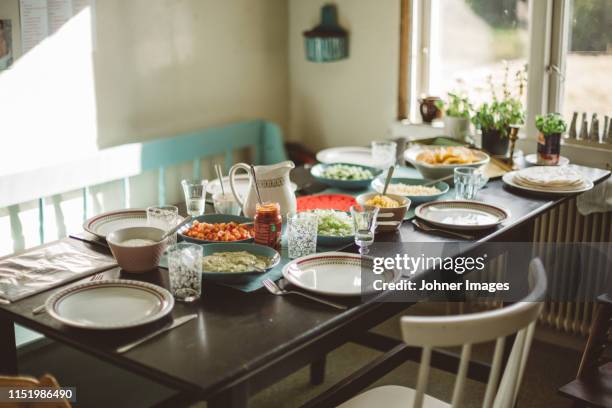 dining table prepared for lunch - mesa de jantar - fotografias e filmes do acervo
