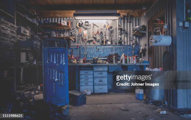 empty workshop - home garage no people fotografías e imágenes de stock