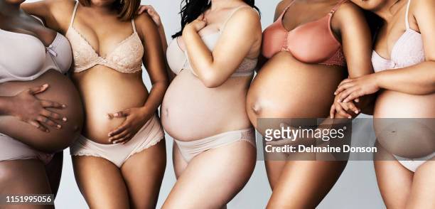 we kunnen niet wachten om onze kleintjes te ontmoeten - pregnant lady stockfoto's en -beelden