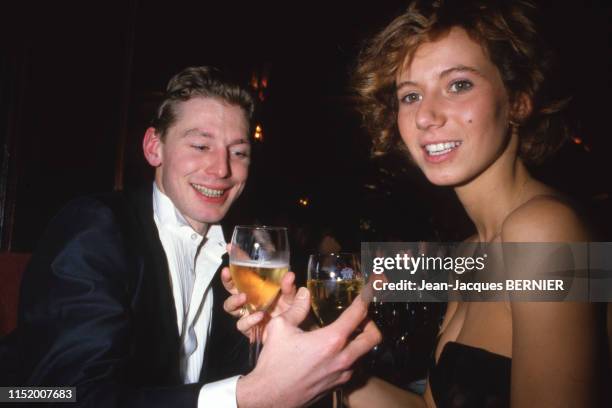 Fiona Gélin et son ami lors de la 1ère du film 'Le grand carnaval' à Paris le 6 décembre 1983, France.