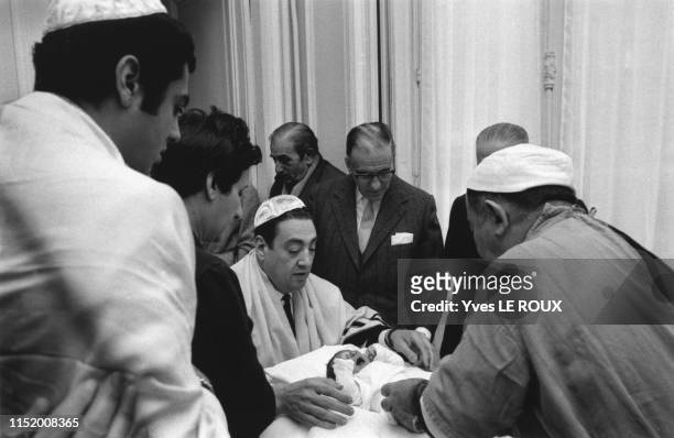 Circoncision du fils d'Enrico Macias à Paris en décembre 1967, France.