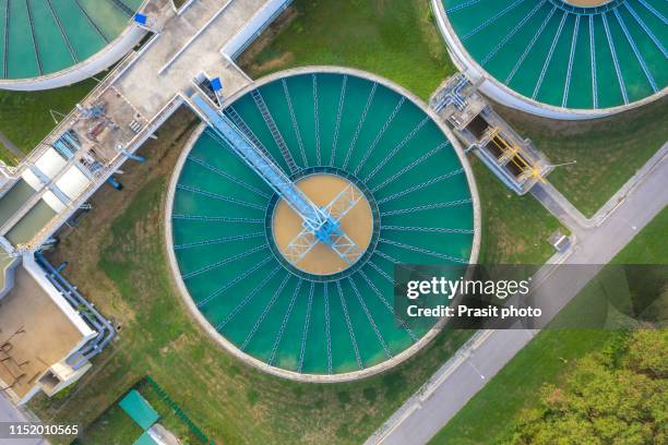 aerial view of the solid contact clarifier tank type sludge recirculation process in water treatment plant - circle water stock-fotos und bilder