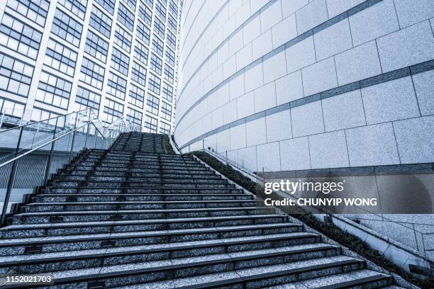 distrito de negócios shinbashi de tokyo - íngreme - fotografias e filmes do acervo