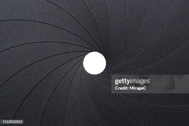 photography of circular aperture diaphragm - filmkamera stock-fotos und bilder