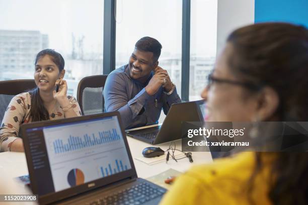 glimlachende collega's planning strategie in boardroom - indian ethnicity stockfoto's en -beelden