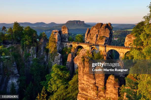 view to the bastei rock formation at sunrise. bastei area, saxon switzerland national park, elbe river, elbe valley, elbe sandstone mountains, pirna, saxony, germany, europe. - monts elbsandstein photos et images de collection