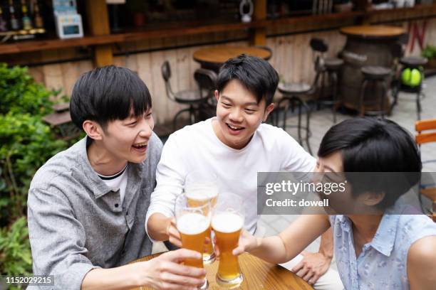 friends have beer - chinese taipei stock-fotos und bilder