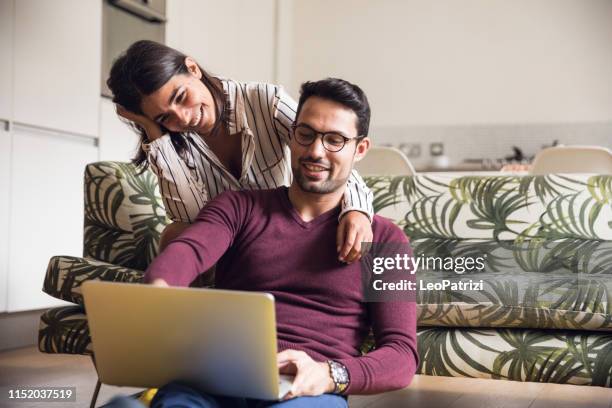 joven pareja divirtiéndose en casa - spanish and portuguese ethnicity fotografías e imágenes de stock