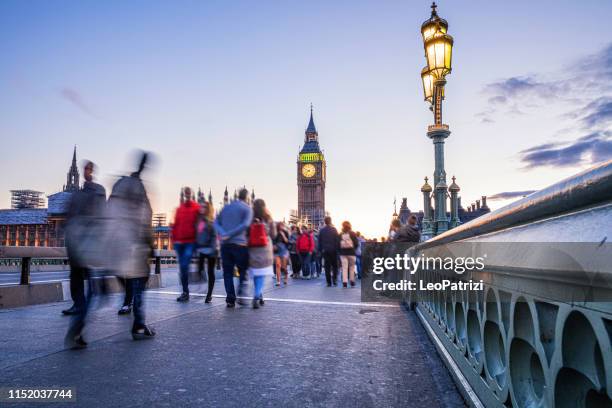 westminster bridge-the big ben and house of parliament in london-uk - person falls from westminster bridge stock-fotos und bilder