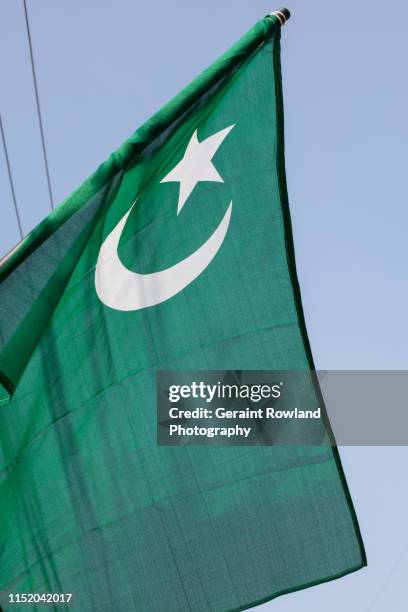 pakistan flag in india - pakistani flag imagens e fotografias de stock
