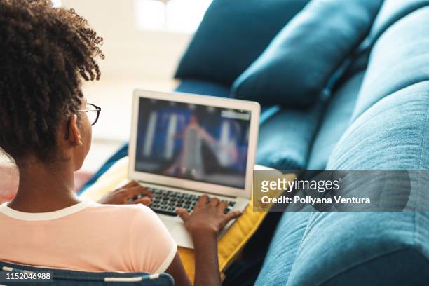 technik und hausaufgaben - black girl with computer stock-fotos und bilder