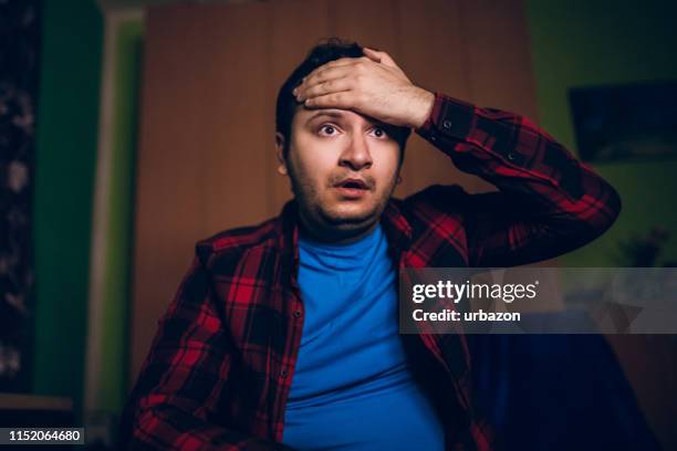 viendo la tele tarde en la noche - partido rondas deportivas fotografías e imágenes de stock