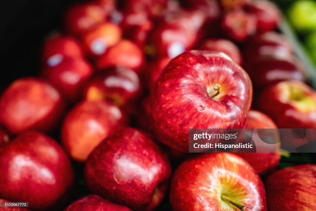 Leckere rote Äpfel auf Einzelhandelsdisplay im Supermarkt
