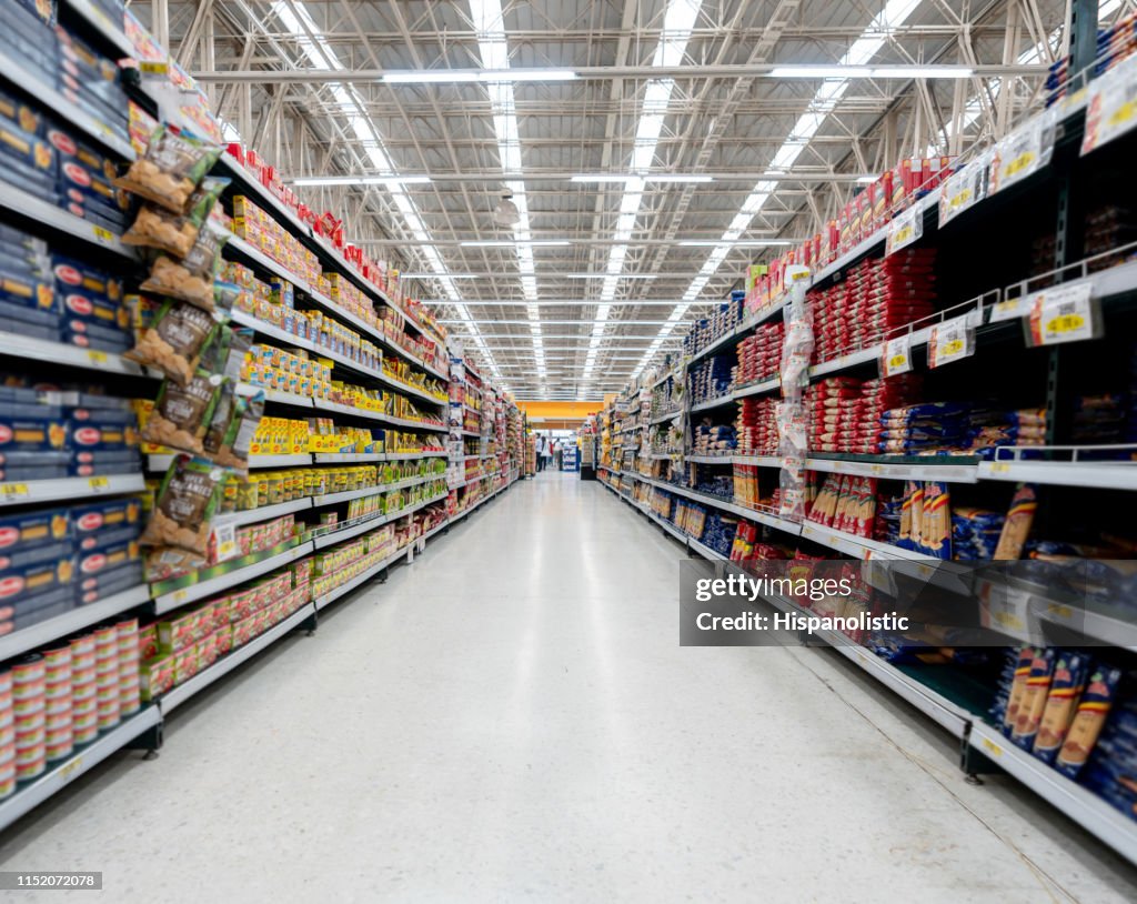 Supermarkt mit Regalen voller Produkte