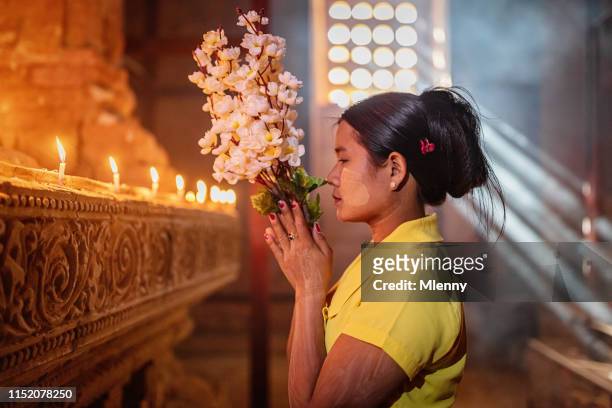 birmese vrouw bidden in temple stupa bagan myanmar - religious offering stockfoto's en -beelden