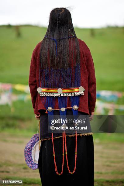 tibetan woman pilgrim traditionnal hairdressing - 中国 stock pictures, royalty-free photos & images