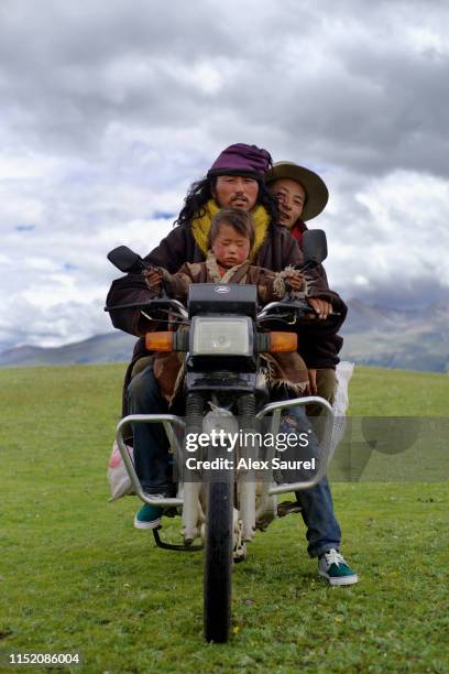 tibetan family on motorbike - 中国 stock pictures, royalty-free photos & images