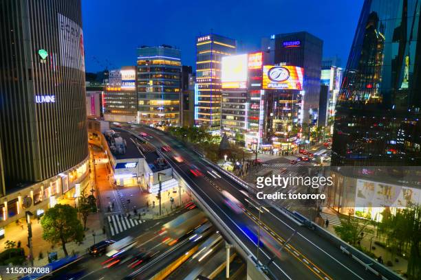 the boundary and intersections of busy business district yurakucho (有楽町) and ginza (銀座) at night, in tokyo (東京) japan - 銀座 stockfoto's en -beelden