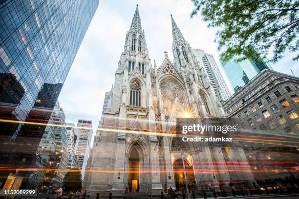 st. patrick es cathedral exterior in manhattan new york - saint patrick's kathedrale new york city stock-fotos und bilder