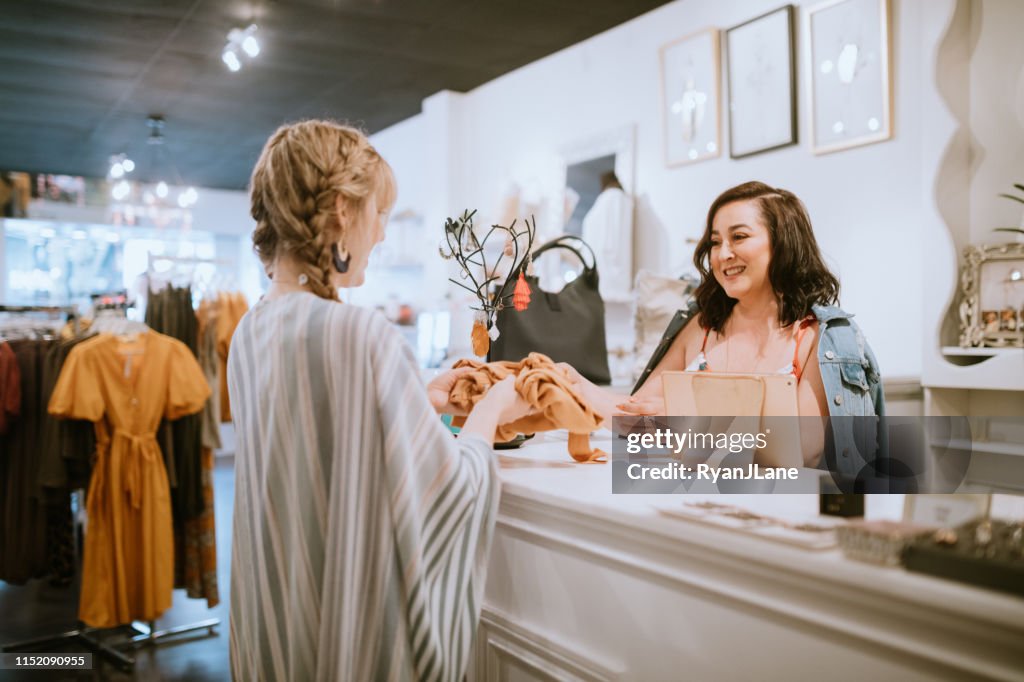 Latina Boutique Store Inhaber am Checkout Counter