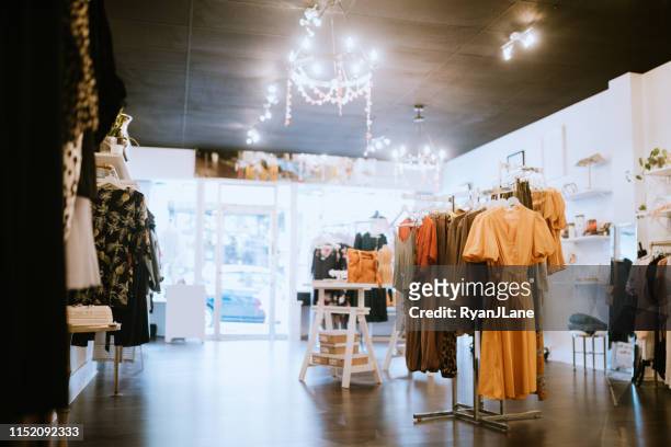 boetiek kleding winkel - vrouwen kleding stockfoto's en -beelden