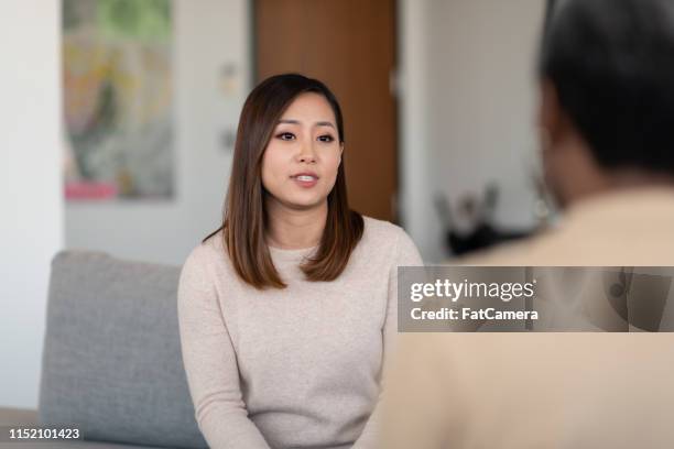 een gehuwde vrouw bij de therapie van het paar - red couple stockfoto's en -beelden