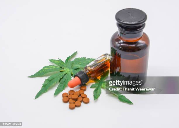 cannabis oil on white background - cannabis leaf fotografías e imágenes de stock