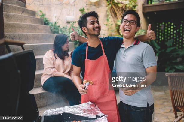 en grupp asiatiska multi etik unga vuxna samlas på villa under helgen för storstads semester njuter grillsession - asian man cooking bildbanksfoton och bilder